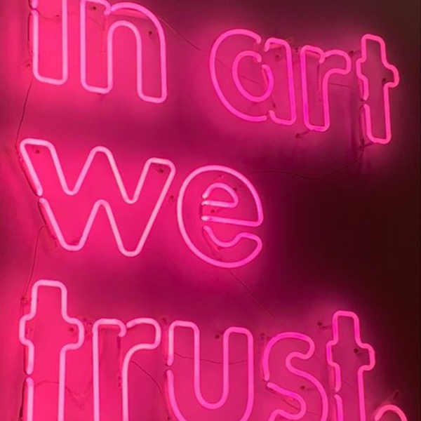 Néon en verre décoratif "In art we trust"