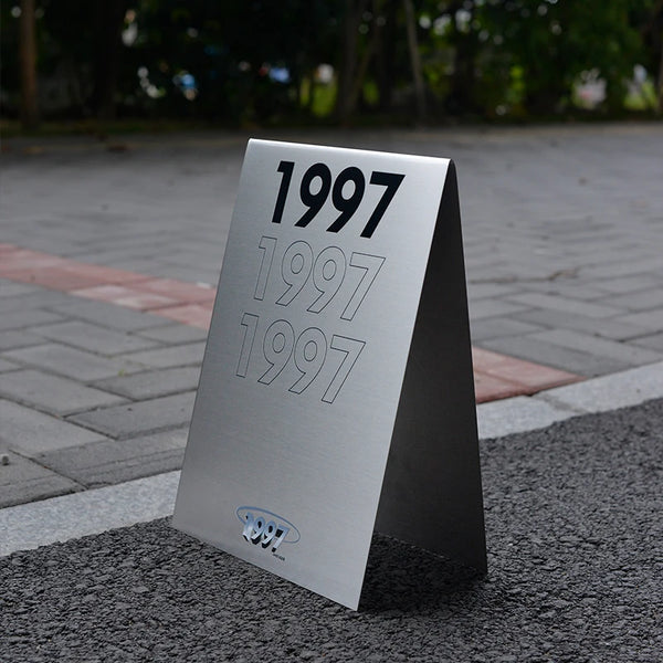 Panneau en V, Stop Trottoir À Personnaliser en Métal Miroir ou Mat pour Commerce - VP01