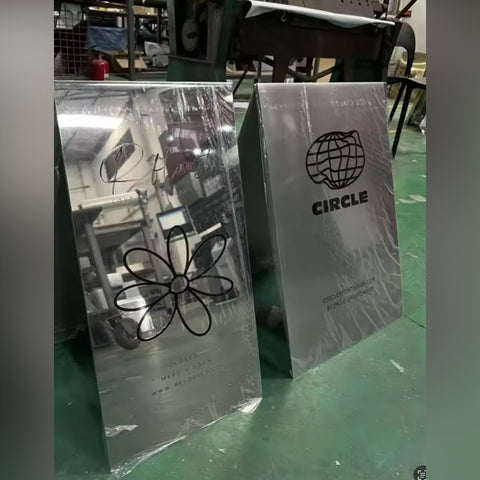 Panneau en V, Stop Trottoir À Personnaliser en Métal Miroir ou Mat pour Commerce - VP01