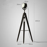 Lámpara de pie con foco de trípode de estilo vintage