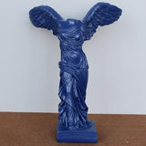 Escultura, estatua artesanal de una diosa griega Nike