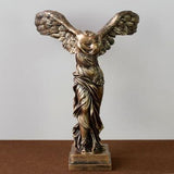 Escultura, estatua artesanal de una diosa griega Nike