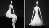 Escultura moderna de mujer desnuda