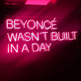 Enseigne Lumineuse au Néon - Beyoncé wasn't built in a day