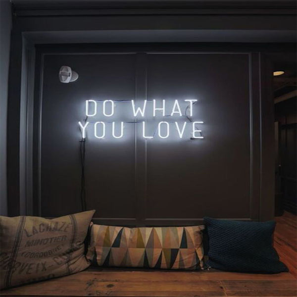 Letrero de luz de neón - "Haz lo que amas"