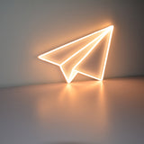 image de néon à brancher avec un avion en forme d'origami