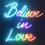 Letrero de luz de neón "Believe in Love"