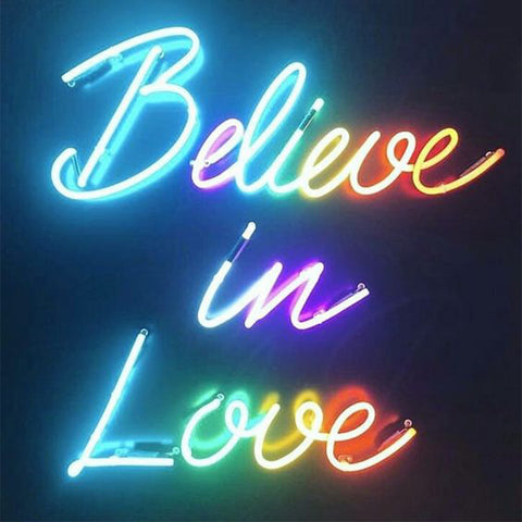 Enseigne Lumineuse au Néon "Believe in Love"