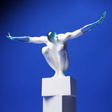 Escultura de hombre blanco semitranslúcido